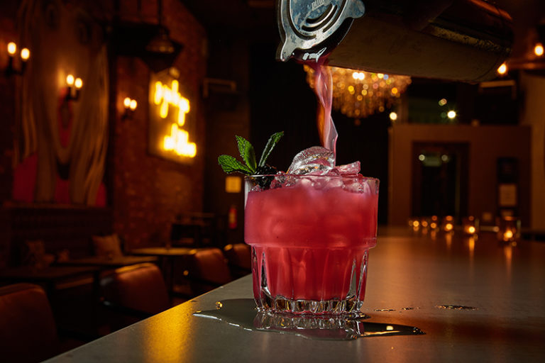 the_fitz_bar_cocktail-pour